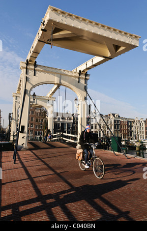 Brücke über einen Kanal in Amsterdam Stockfoto