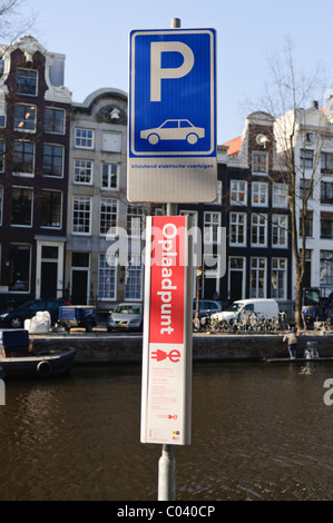 Melden Sie sich für einen Parkplatz und Gebühren Bucht für Elektroautos in Amsterdam Stockfoto