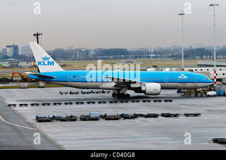 Air France KLM Flugzeug auf dem Vorfeld des Flughafen Amsterdam Schiphol Stockfoto