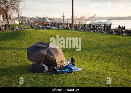 Mann schläft unter einem Regenschirm - Seattle, Washington Stockfoto