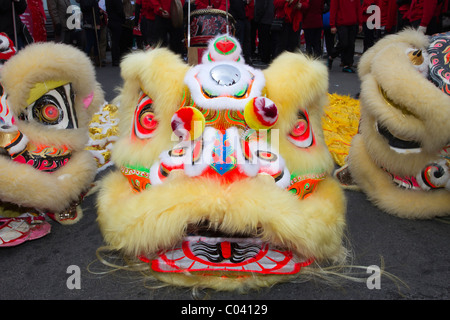 Löwenköpfen warten auf ihre Handler in den Staging-Bereich des 2011 Lunar New Year parade in Flushing, Queens Stockfoto