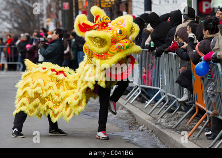 Zwei Männer in einem Löwen Kostüm unterhalten Zuschauer bei den jährlichen Lunar New Year Parade in Flushing Queens Stockfoto