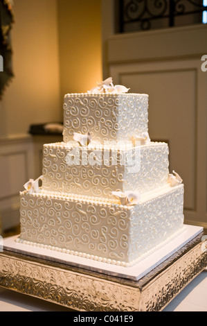 Weiße Hochzeitstorte mit Blumen auf einem silbernen server Stockfoto
