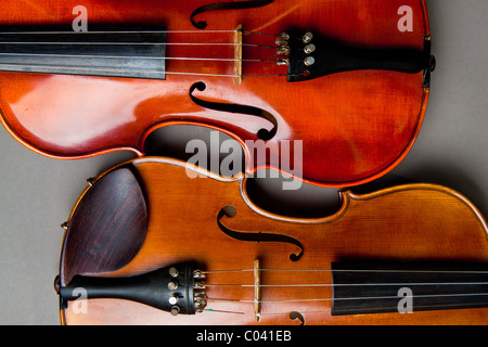 Die "C" Kämpfe und f-Löcher von zwei klassischen Violinen und Geigeen grau unterlegt. Stockfoto