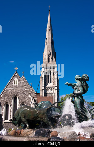 Blick auf Sankt Alban anglikanische Kirche von Gefion Fountain in Kopenhagen, Dänemark. Stockfoto