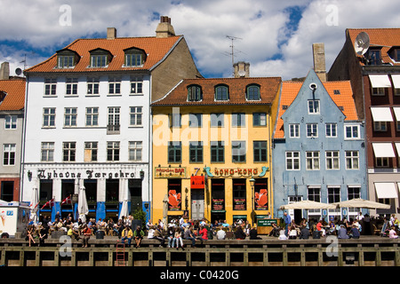 Menschenmassen beim Mittagessen am Nyhavn oder New Hafen Kanal in Kopenhagen, Dänemark. Stockfoto