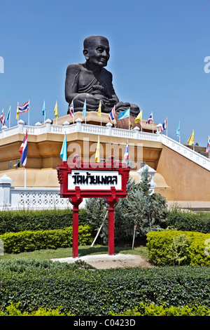 Die riesige Statue des verehrten Mönch Luang Pu Thuat am Wat Huay Mongkol Hua Hin Thailand Asien etwa 31,5 Fuß in der Höhe zu messen. Stockfoto