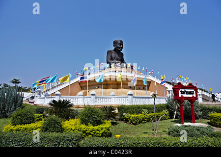 Die riesige Statue des verehrten Mönch Luang Pu Thuat am Wat Huay Mongkol Hua Hin Thailand Asien etwa 31,5 Fuß in der Höhe zu messen. Stockfoto