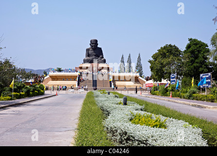 Zufahrt zum Wat Huay Mongkol und der riesigen Statue verehrten Mönches Luang Pu Thuat. Hua Hin Thailand S. E. Asien Stockfoto