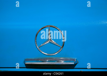 Mercedes-Benz-Logo auf leuchtend blaue Motorhaube Stockfoto