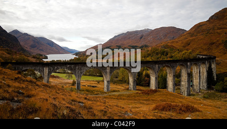 Glenfinnan Viadukt mit Loch Shiel in background, Lochaber, Schottland, UK Europe Stockfoto