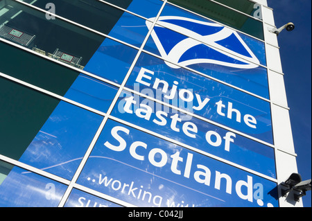 Tesco 'Geschmack of Scotland' regionaler Vermarktung lokaler Produkte mit Andreaskreuz Flagge und branding-blau Stockfoto