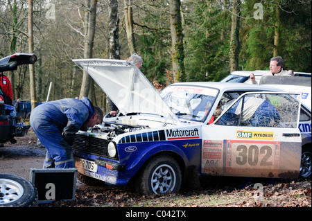 Wyedean Rallye-Autos auf Forstwirtschaft-Kommission-Land bei Rede Häuser im Forest of Dean UK. Boxenstopp-Rallye-Auto Service Mechanik Stockfoto