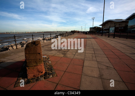 Die Promenade in New Brighton, UK NW, Blickrichtung Seacombe über den Fluss Mersey in Richtung Liverpool Stockfoto