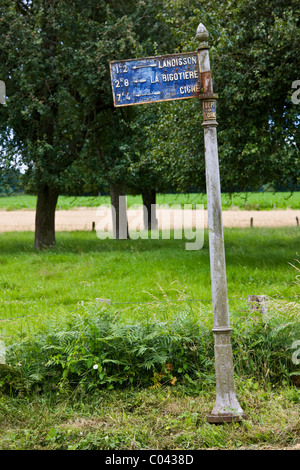Antike Wegweiser, Landisson, La Bigotiere und Cigne in ländlichen Normandie, Frankreich Stockfoto