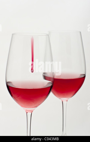 Zwei Gläser Rotwein in weiches weißes Licht Stockfoto