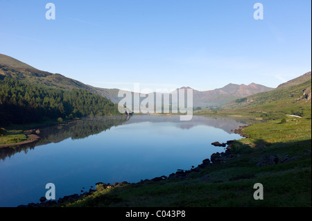 Ansicht des Snowdon-Massivs, Yr Wydffa, von Llynnau Mymbyr in der Nähe von Capel Curig, Conwy, Nordwales Stockfoto