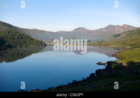 Ansicht des Snowdon-Massivs, Yr Wydffa, von Llynnau Mymbyr in der Nähe von Capel Curig, Conwy, Nordwales Stockfoto