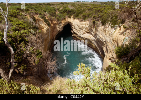 Erodierten Klippen und Grotten entlang der Great Ocean Road, Victoria, Australien Stockfoto