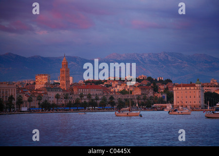 Split, Blick auf den Hafen bei Sonnenuntergang. Stockfoto