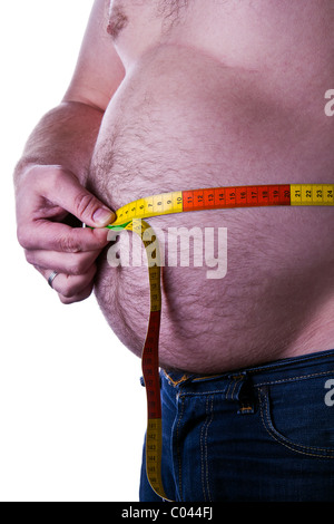 dicker Mann halten Sie ein Maßband um den Bauch Stockfoto