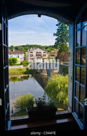 Ansicht der Stadt von Bourdeilles, beliebt als Reiseziel in der Nähe von Brantome in Dordogne, Nordfrankreich Stockfoto