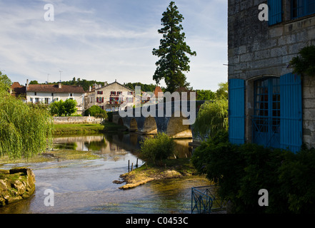 Malerische Stadt von Bourdeilles, beliebt als Reiseziel in der Nähe von Brantome in Dordogne, Nordfrankreich Stockfoto