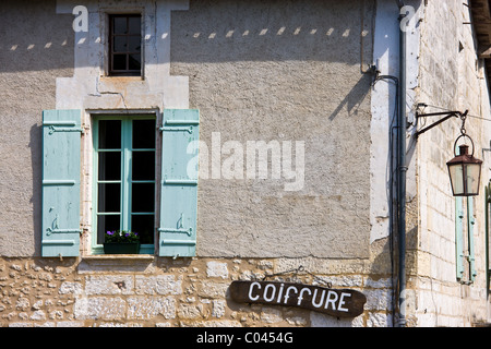 Coiffure in malerische Stadt von Bourdeilles beliebtes Touristenziel in der Nähe von Brantome in Dordogne, Nordfrankreich Stockfoto