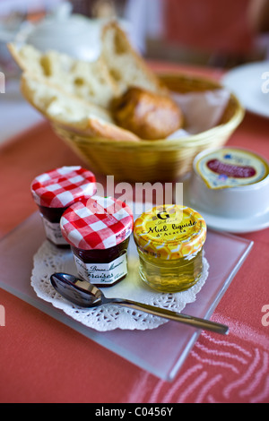 Französische Marmelade Honig Butter Brot und Schmerzen au Chocolat Frühstück im Hostellerie Les Griffons, Bourdeilles, Dordogne, Frankreich Stockfoto