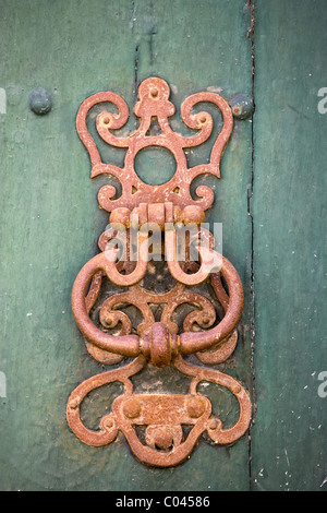 Türklopfer-Design auf grün bemalte Holztür in Bourdeilles in der Nähe von Brantome, Dordogne, Frankreich Stockfoto