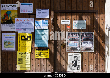 Plakate in der malerischen Stadt Bourdeilles beliebtes Touristenziel in der Nähe von Brantome in Dordogne, Nordfrankreich Stockfoto