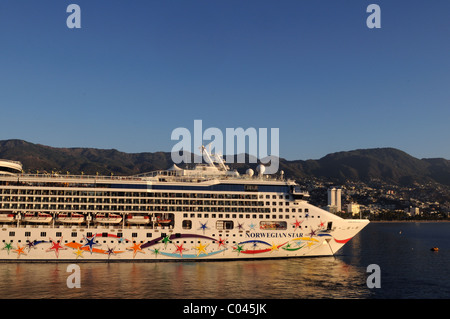 Norwegian Star in den Hafen von Acapulco, Mexiko bei Sonnenaufgang. Stockfoto