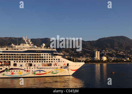 Norwegian Star in den Hafen von Acapulco, Mexiko bei Sonnenaufgang. Stockfoto