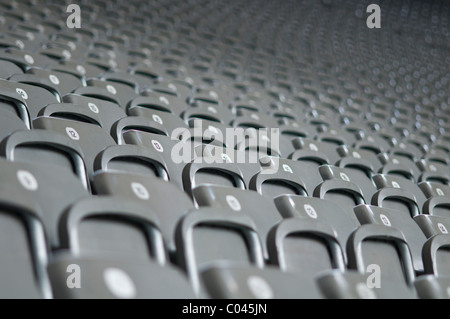 Reihen von leeren grauen Stadionsitze, Olympiastadion (Olympiastadion), Berlin, Deutschland Stockfoto