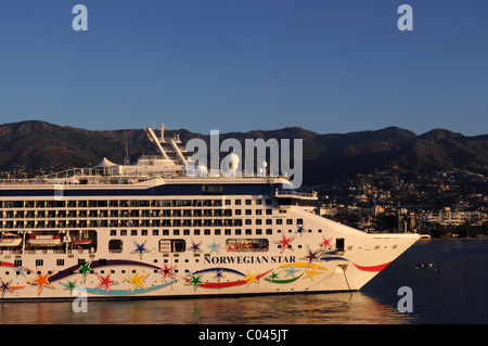 Norwegian Star in den Hafen von Acapulco, Mexiko bei Sonnenaufgang. Stockfoto