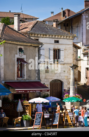 Touristen in der malerischen Stadt Bourdeilles beliebtes Touristenziel in der Nähe von Brantome in Dordogne, Nordfrankreich Stockfoto