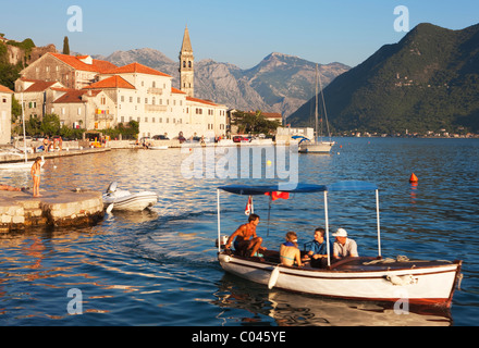 Menschen gehen auf Bootsfahrt, Perast, Boka Kotorska, Montenegro Stockfoto