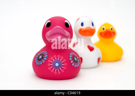 Drei farbenfrohe Gummienten auf weißem Hintergrund Stockfoto