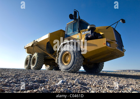 Ein BELL B30D Caterpillar Dumper Truck am Strand von Seaford, Ostsussex, hilft gegen Erosion durch die Wiederherstellung der Kiesel-Ebenen. Stockfoto