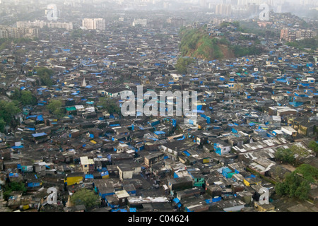 Luftaufnahme von Slum mit hohen Gebäuden, Bombay, Indien Stockfoto