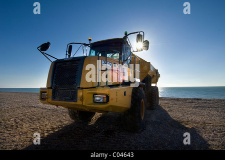 Ein BELL B30D Caterpillar Dumper Truck am Strand von Seaford, Ostsussex, hilft gegen Erosion durch die Wiederherstellung der Kiesel-Ebenen. Stockfoto