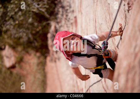 Kleine Mädchen-Klettern im Red Rock Canyon National Conservation Area, Nevada, USA Stockfoto