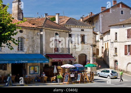 Straßencafé in der malerischen Stadt Bourdeilles beliebtes Touristenziel in der Nähe von Brantome in Dordogne, Nordfrankreich Stockfoto