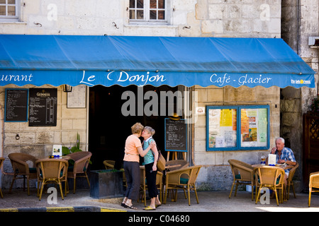 Französischen Gruß in der malerischen Stadt Bourdeilles beliebt als Reiseziel in der Nähe von Brantome Norden Dordogne, Frankreich Stockfoto