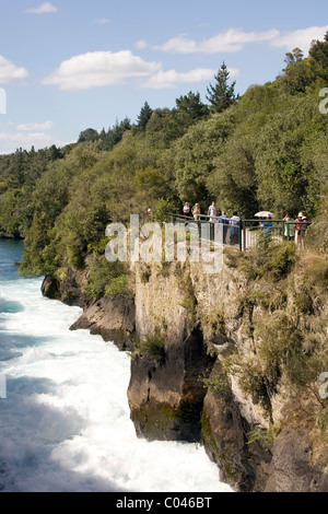 Die Waikato River eilt zu den Huka Falls, in der Nähe von Taupo, Neuseeland Stockfoto