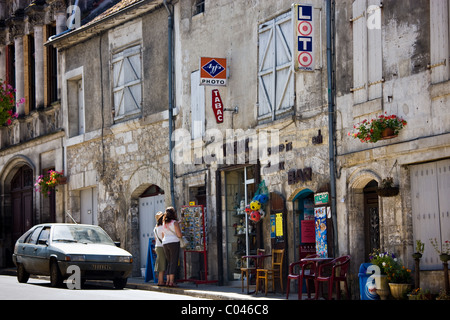 Touristen in der malerischen Stadt Bourdeilles beliebtes Touristenziel in der Nähe von Brantome Norden Dordogne, Frankreich Stockfoto