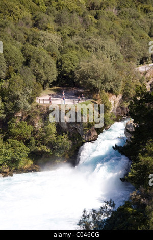 Die Waikato River eilt zu den Huka Falls, in der Nähe von Taupo, Neuseeland Stockfoto