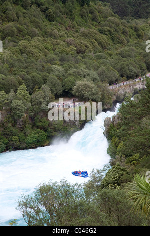 Die Waikato River eilt zu den Huka Falls, in der Nähe von Taupo, Neuseeland Stockfoto