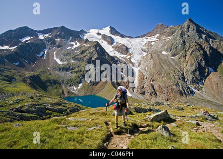 Ein Wanderer steht vor dem Grausee, Wilder Freiger Gletscher und Cima Libera auf die Stubaier Hohenweg in Tirol, Österreich. Stockfoto