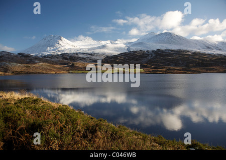 Irland Grafschaft Kerry, Schnee bedeckte Berge spiegeln sich in der ruhigen See, Schönheit in der Natur Stockfoto